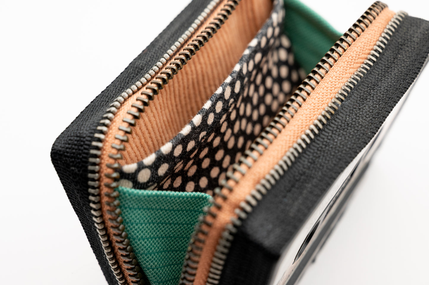 🎼 Canzoni per l'inverno ⛄🧣 - Collezione Collezione classic - Acquista su Ziptape.it - Portafoglio Artigianale in Musicassetta