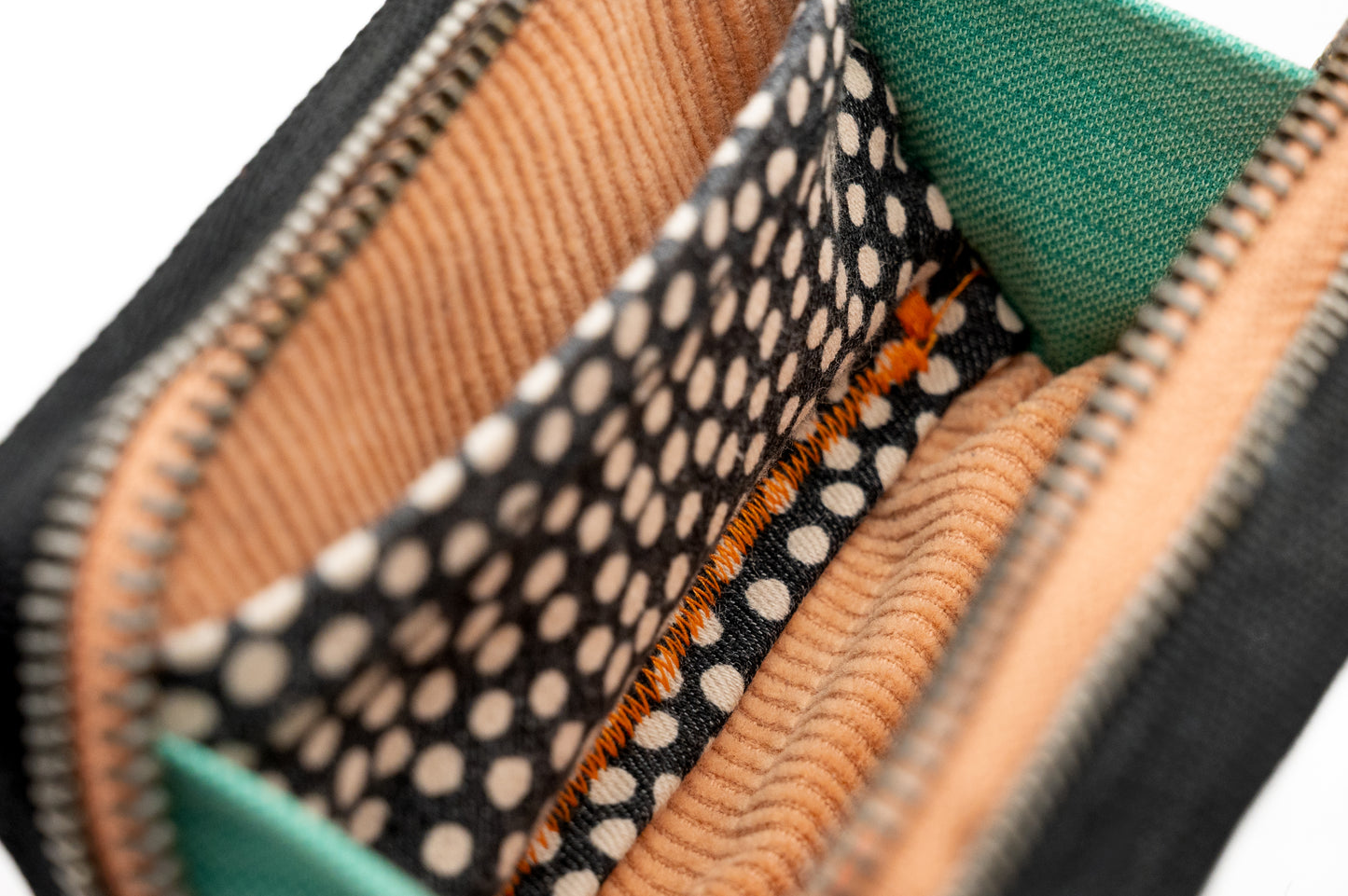 🎼 Canzoni per l'inverno ⛄🧣 - Collezione Collezione classic - Acquista su Ziptape.it - Portafoglio Artigianale in Musicassetta