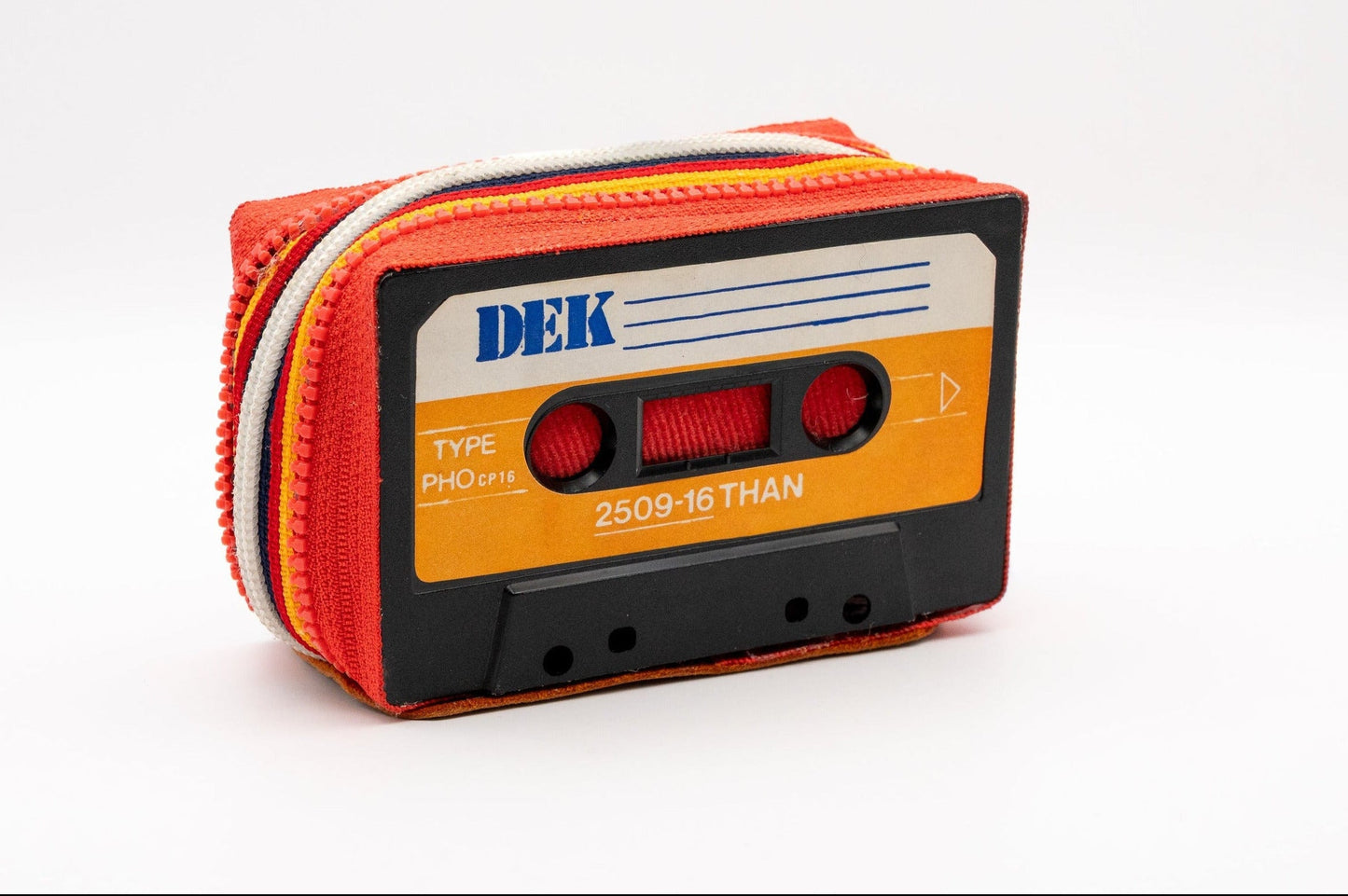 🔺🎶 DEK 🎧❓ - Collezione Collezione classic - Acquista su Ziptape.it - Portafoglio Artigianale in Musicassetta