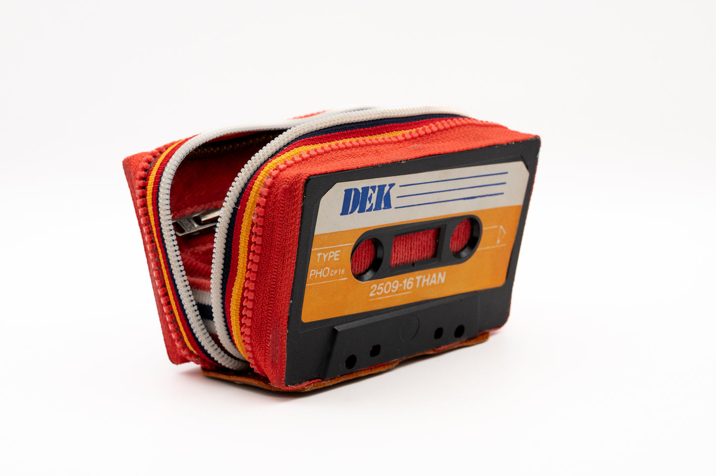 🔺🎶 DEK 🎧❓ - Collezione Collezione classic - Acquista su Ziptape.it - Portafoglio Artigianale in Musicassetta