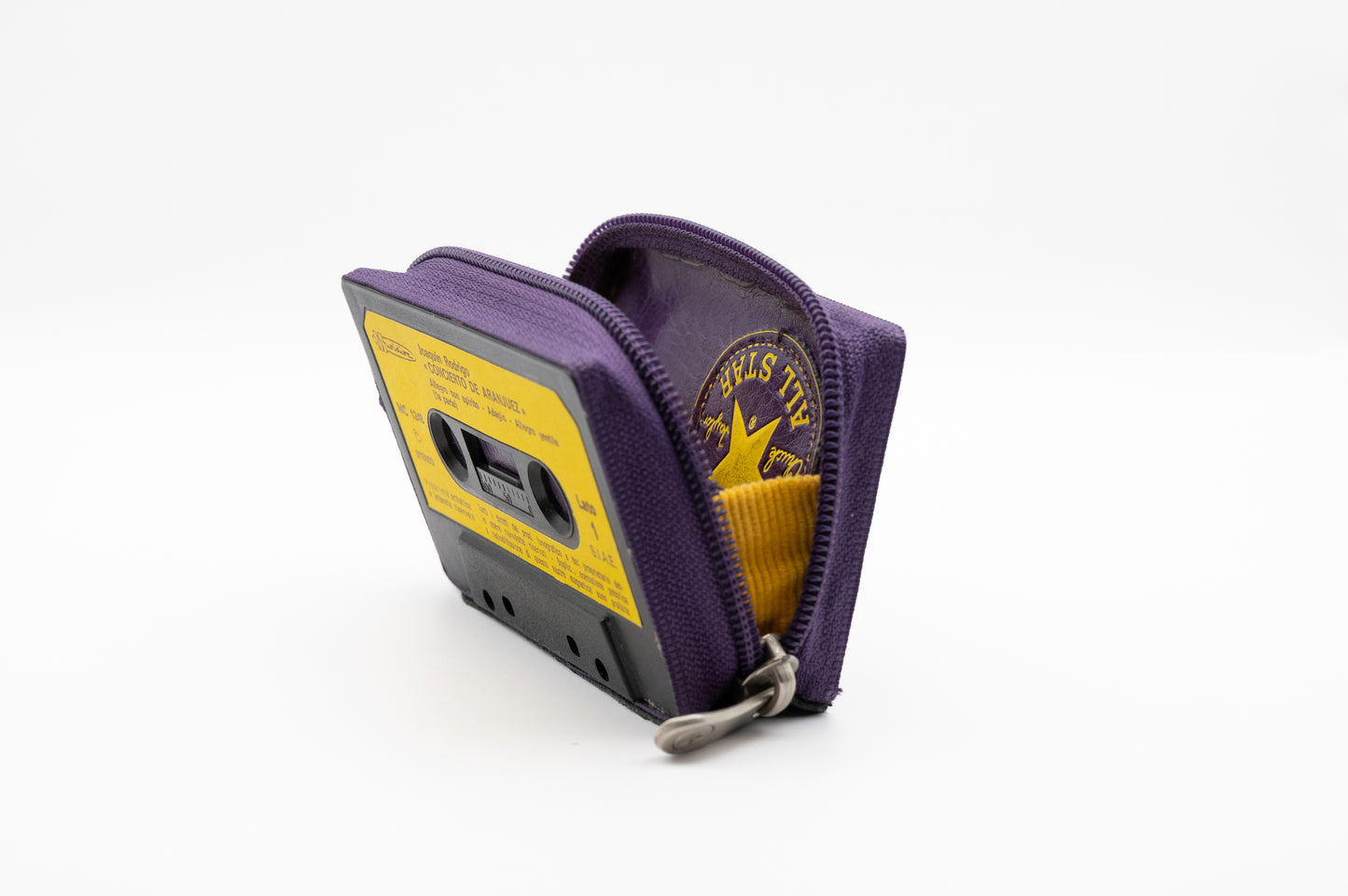 👟⭐  Joaquin en Converse  💜💛 - Collezione Prove di Banco - Prototipi & Imperfetti - Acquista su Ziptape.it - Portafoglio Artigianale in Musicassetta