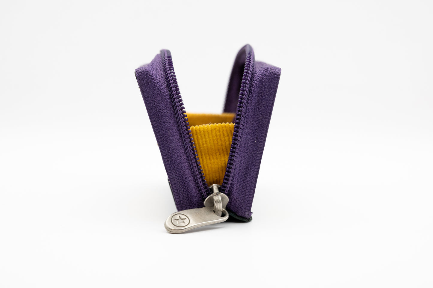 👟⭐  Joaquin en Converse  💜💛 - Collezione Prove di Banco - Prototipi & Imperfetti - Acquista su Ziptape.it - Portafoglio Artigianale in Musicassetta