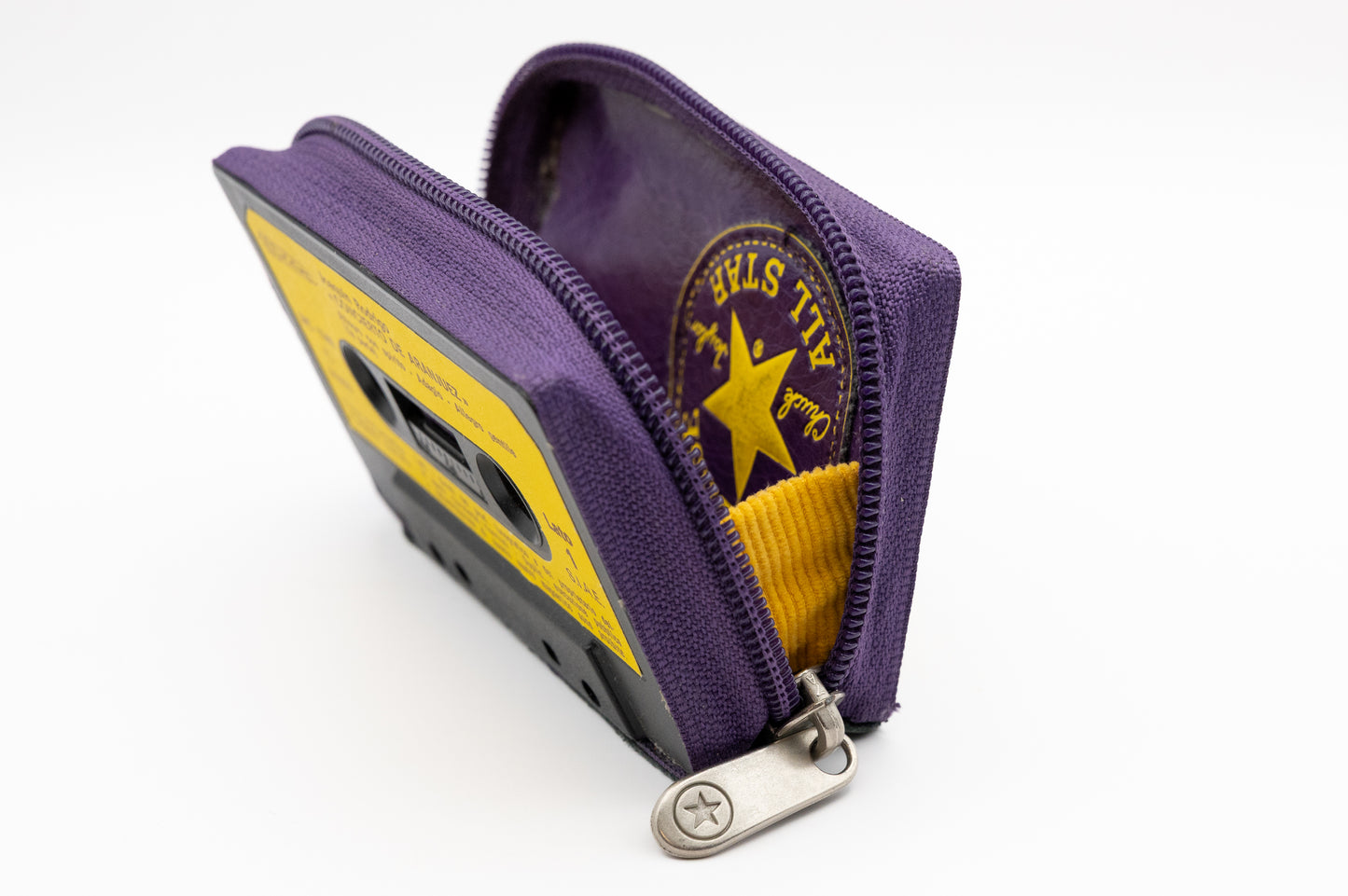 👟⭐  Joaquin en Converse  💜💛 - Collezione Prove di Banco - Prototipi & Imperfetti - Acquista su Ziptape.it - Portafoglio Artigianale in Musicassetta