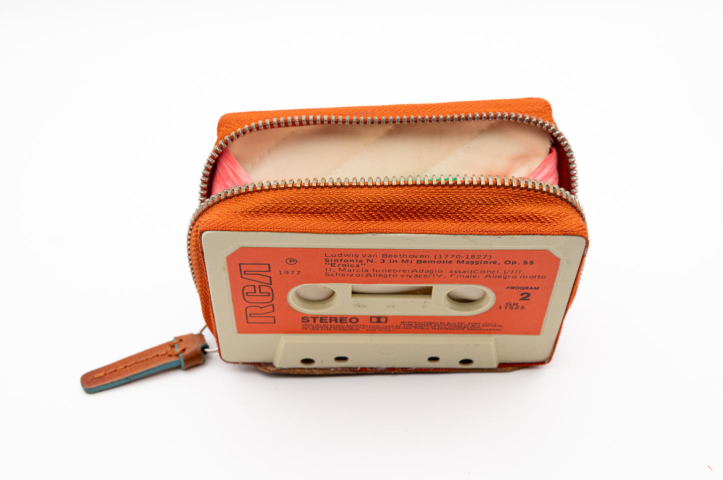 Beethoven – Symphony No. 3 “Eroica” 🎼✨ - Collezione Collezione ziptape - Acquista su Ziptape.it - Portafoglio Artigianale in Musicassetta