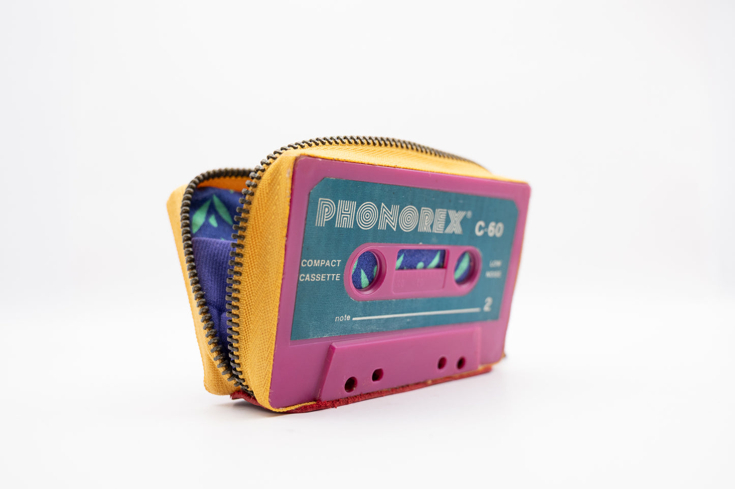 No Label, Just Play 🌈📼❓ - Collezione Classic - Acquista su Ziptape.it - Portafoglio Artigianale in Musicassetta