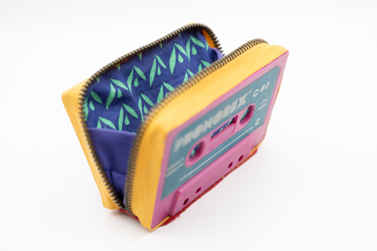 No Label, Just Play 🌈📼❓ - Collezione Classic - Acquista su Ziptape.it - Portafoglio Artigianale in Musicassetta