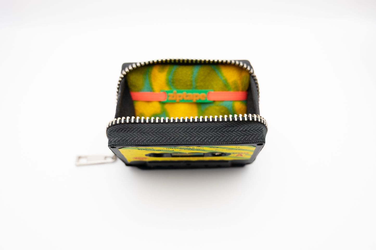 ¡Fiesta Time!  🎉🎶✨ - Collezione Classic - Acquista su Ziptape.it - Portafoglio Artigianale in Musicassetta