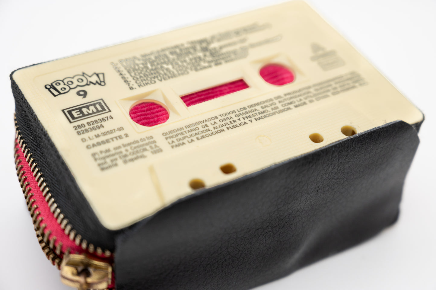 📻 Back to the 80s 🕺 BOOM! 🪩 - Collezione Classic - Acquista su Ziptape.it - Portafoglio Artigianale in Musicassetta