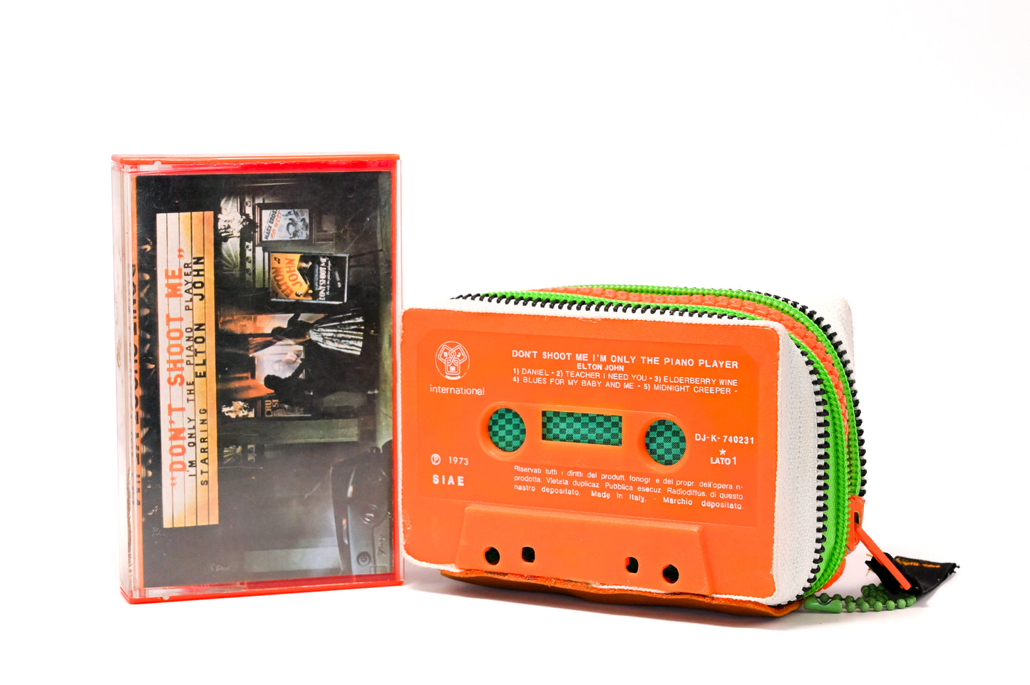 🎹 Don't Shoot Me 🌈 I'm Only the Piano Player - Sir Elton John - Collezione Collezione ziptape - Acquista su Ziptape.it - Portafoglio Artigianale in Musicassetta