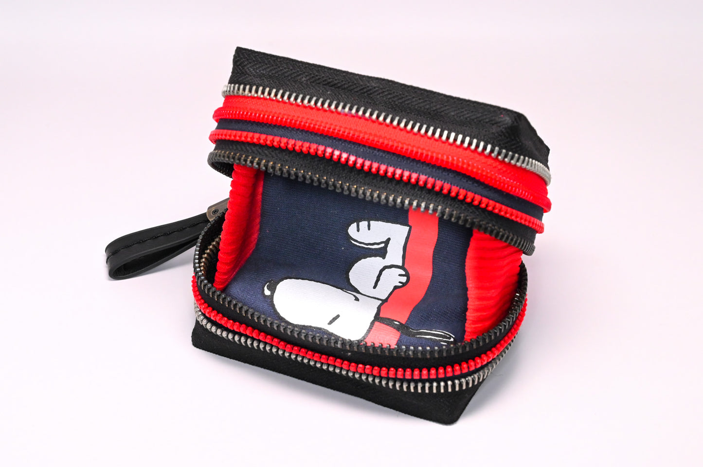 Snoopy ⋆˚🐾˖° - Collezione Minaudière - Acquista su Ziptape.it - Portafoglio Artigianale in Musicassetta