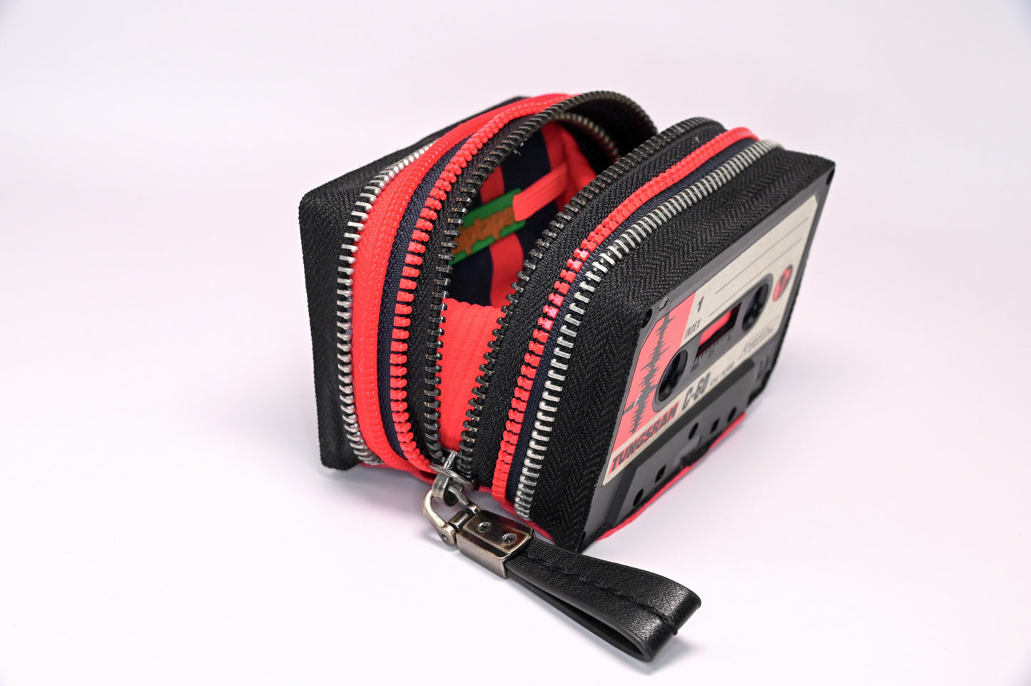 Snoopy ⋆˚🐾˖° - Collezione Minaudière - Acquista su Ziptape.it - Portafoglio Artigianale in Musicassetta