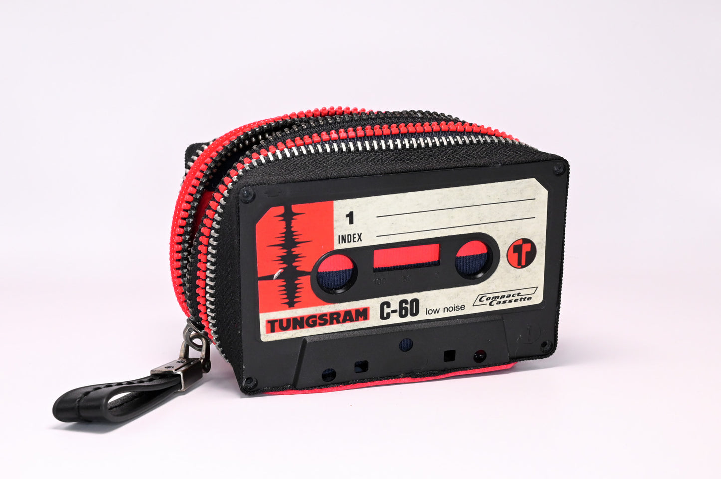 Snoopy ⋆˚🐾˖° - Collezione Minaudière - Acquista su Ziptape.it - Portafoglio Artigianale in Musicassetta
